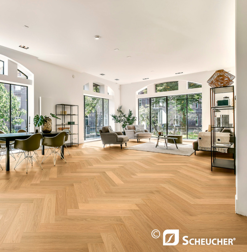 Raum mit Parkettboden aus hellem Eichenholz - Foto: Scheucher